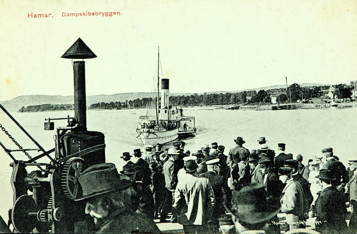 Postkort, Hamar, mjøsbåten D/S Skibladner ankommer Jernbanebrygga, til venstre en dampdrevet heisekran,  "Hamar Dampskibsbrygge"