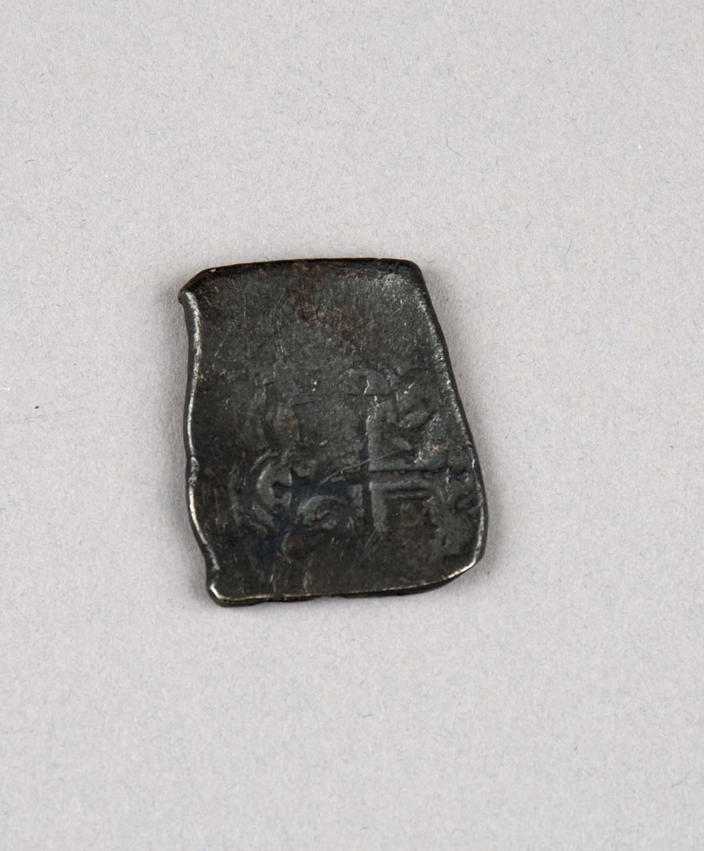 Rundefunnet, stort antall gull- og sølvmynter fra nederlandske ostindiafareren AKERENDAM som forliste på jomfruturen 8. mars 1725 utenfor Ålesund på Sunnmøre.

1 stk.  Realer i sølv
