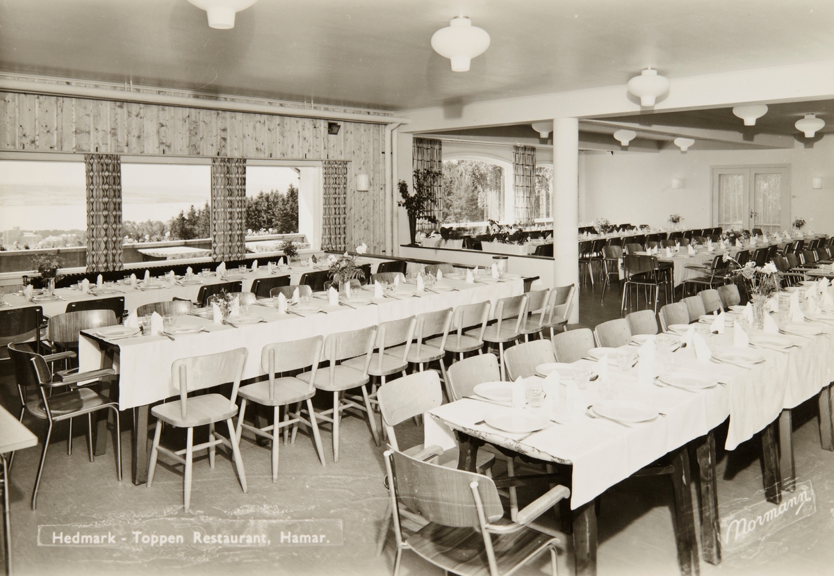 Postkort, Hamar, interiør Hedmarktoppen restaurant og sportsstue, spisesal, dekket langbord med duker og bestikk, Motell