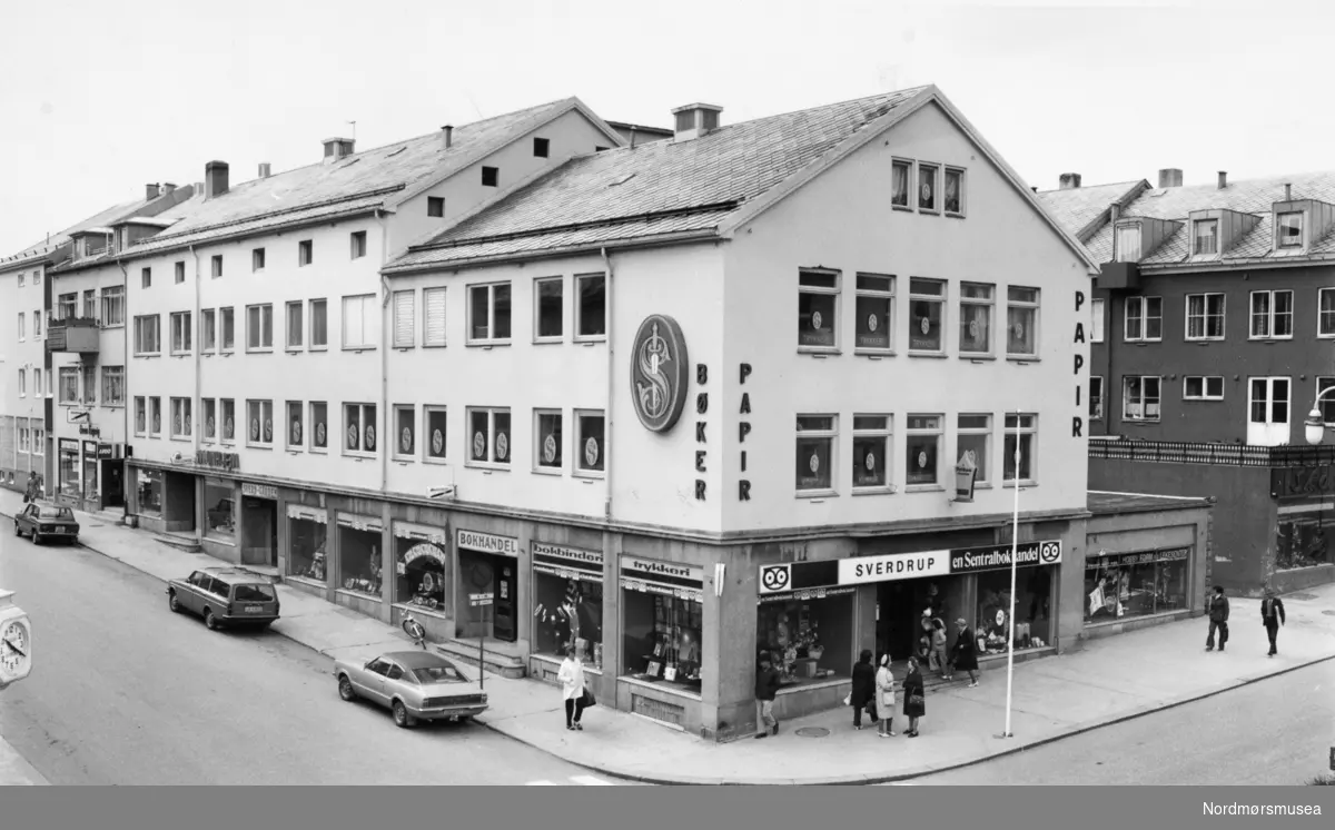 Fra Sverdrups bokhandel og trykkeri i Kaibakken på Kirklandet i Kristiansund. Datering omkring 1980. Fotograf er trolig fra familien Sverdrup.