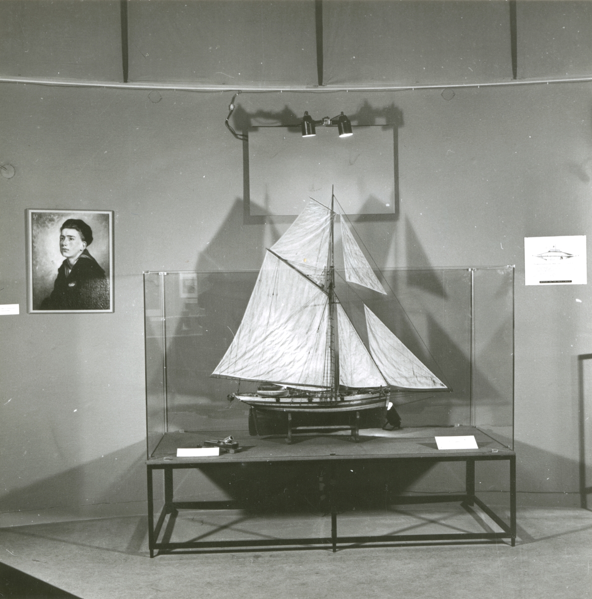 Utställningen Nyförvärv 1965–1966 visas våren 1967. Fartygsmodell samt tavla föreställande en skeppsgosse.