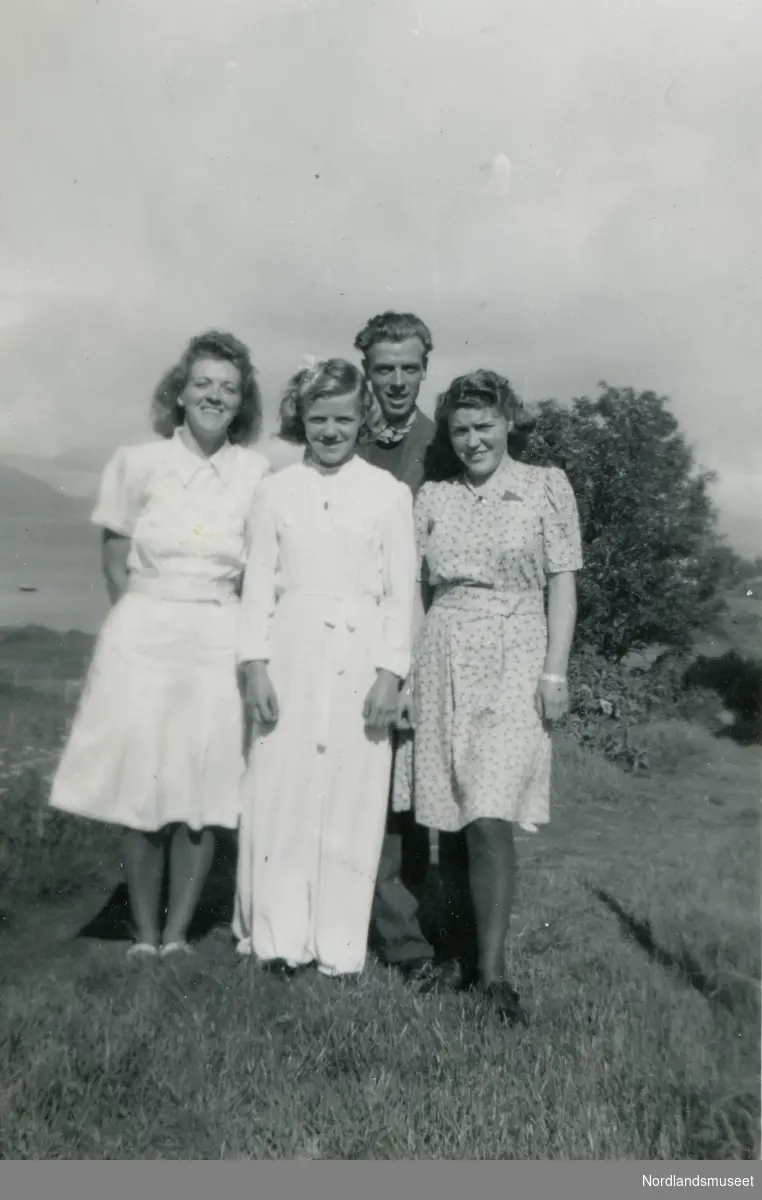 Fire søsken fra Sund i Leiranger. fra venstre: Judit (f. 1917), Valborg Alice (f. 1931), Martin Hauman (f.1922) og Anna Karete (f. 1927) Johansen. Bildet er tatt i forbindelse med Valborg Alice sin konfirmasjon.