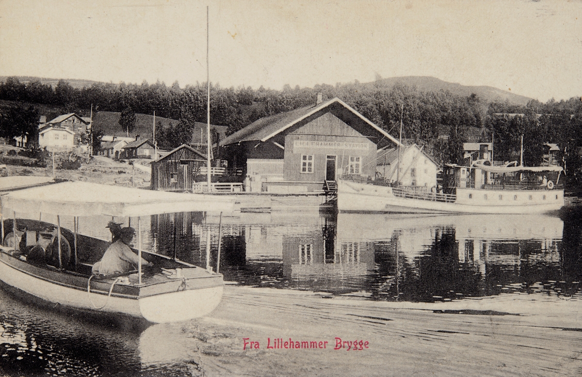 Postkort, Lillehammer brygge, Dampskipsbrygge, mjøsbåt, D/S Lillehammer ligger til kai, sundbåten M/F Fram til venstre,