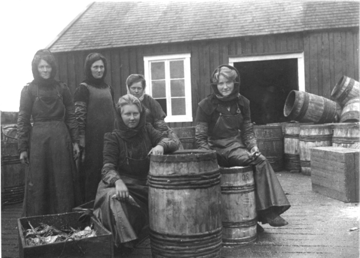 Kvinnelige sildeganere ved Melbu havn. Bildet er sannsynligvis tatt i forbindelse med den spontane sildeganestreiken kvinnene satte i gang i 1915.
