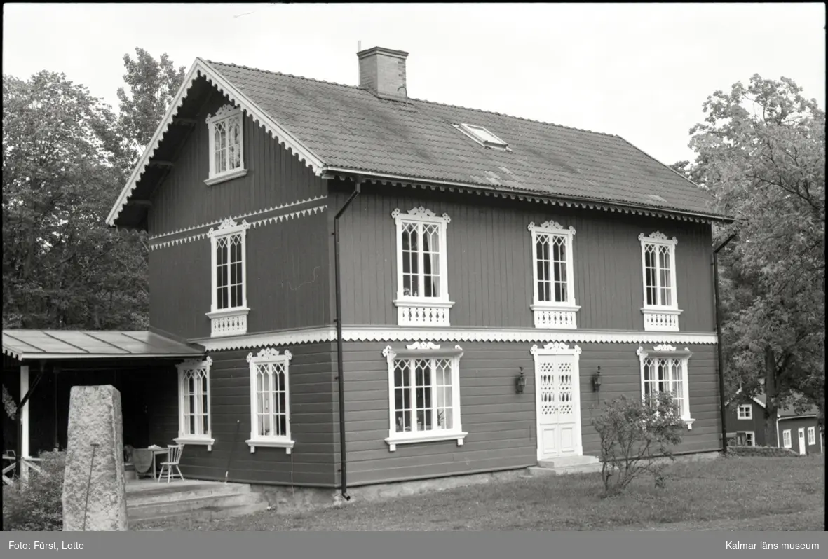 Hägerums gård. Gårdshus med utsirade dörr- och fönsterfoder, sett framifrån vänster.