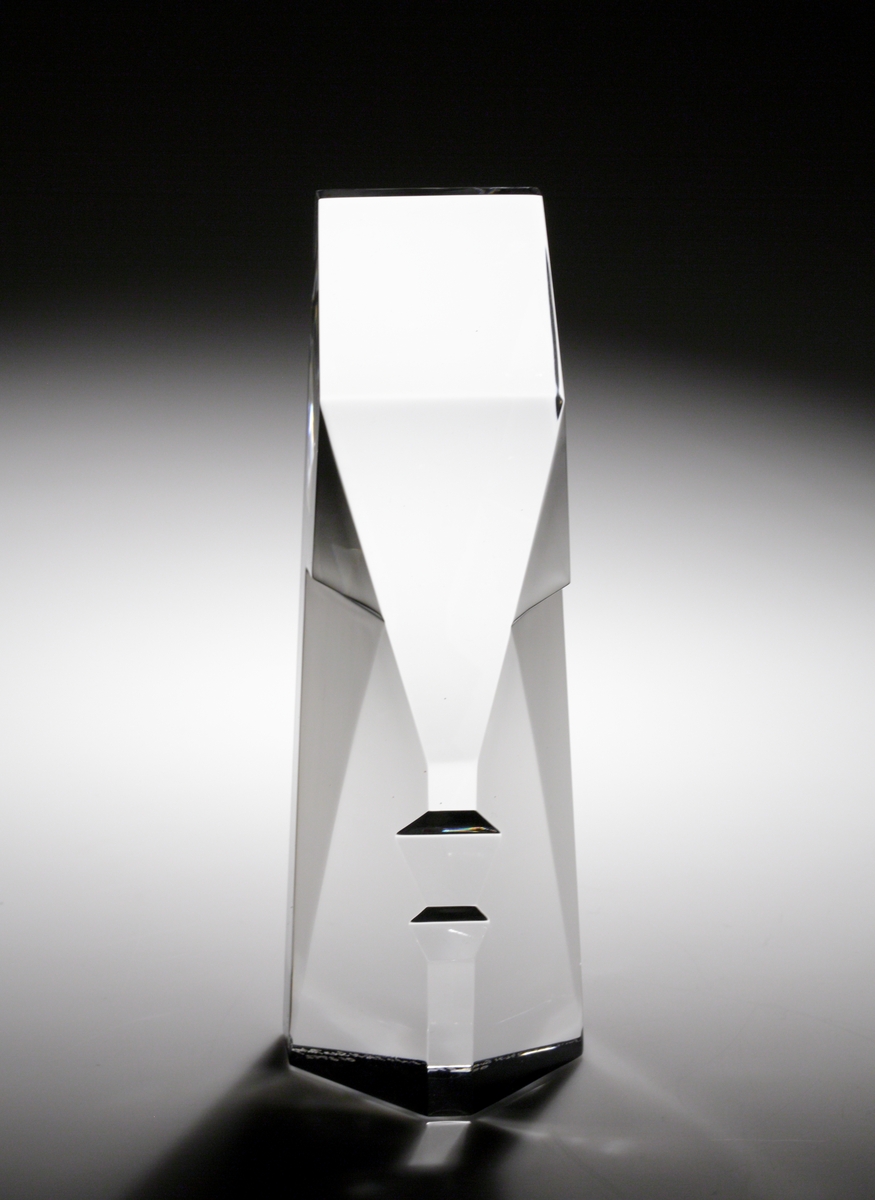 Formgivare: Sven Palmqvist. Glasskulptur, stiliserat ansikte i form av slipade geometriska ytor.