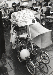 1. mai 1989 i Oslo sentrum. Plakattekst: Nei til raseskille.
