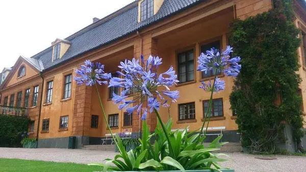 Hovedbygningen med blomster foran