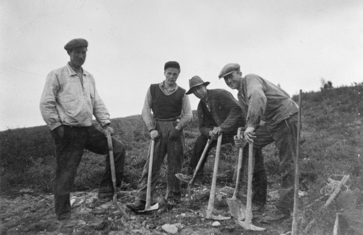 Oppland, Øyerfjellet, arbeidslag på byggingen av setervegen fra Kjeiken ...