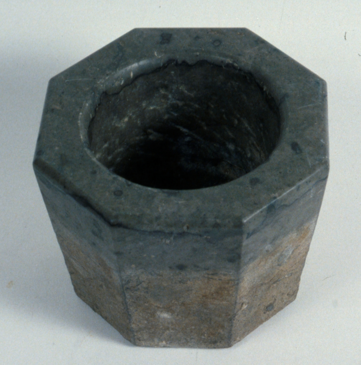 Åttakantig mortel av kalksten.

Neg.nr. 1987-04