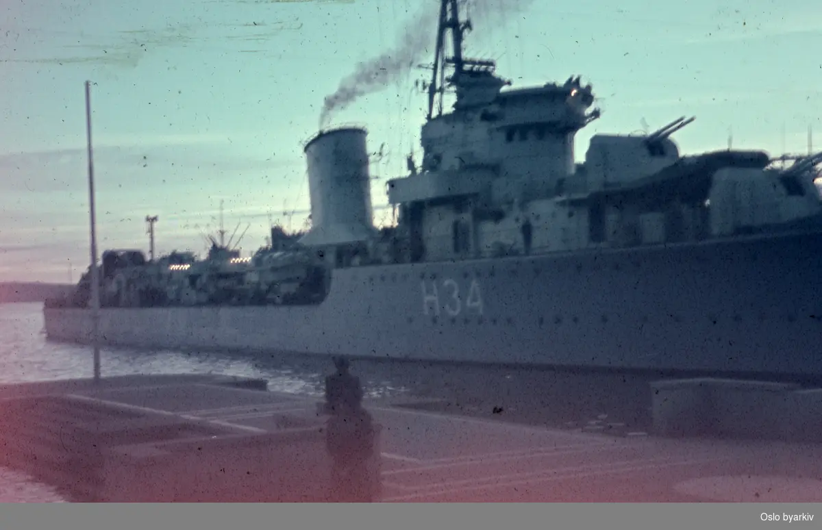 Den polske jageren ORP Błyskawica ved havnen utenfor Rådhuset under feiringen av frigjøringsdagene 1945.