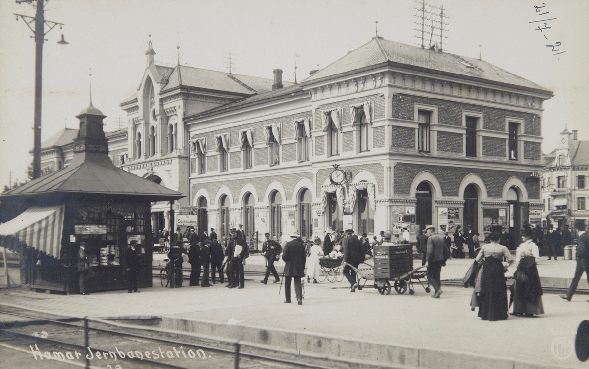 Postkort, Hamar jernbanestasjon, Narvesen kiosk på perrongen, reisende
