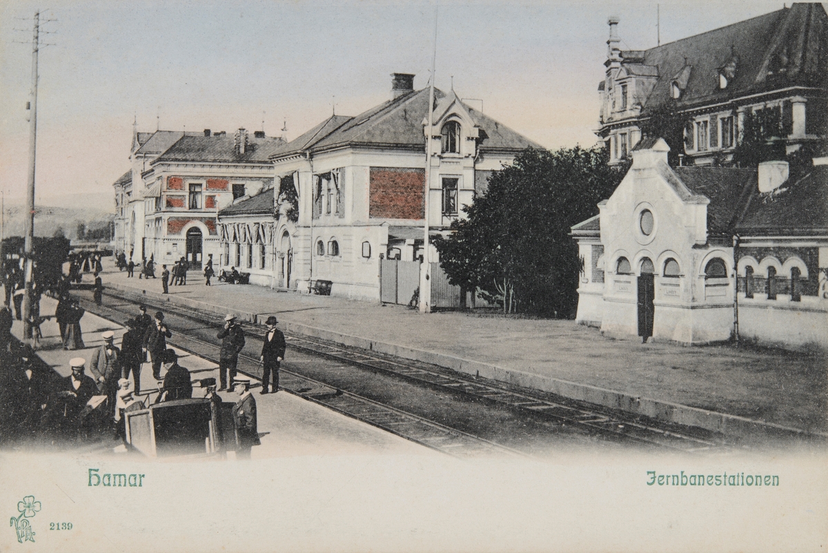 Postkort, Hamar jernbanestasjon, Jernbanerestauranten, reisende på perrongen,
