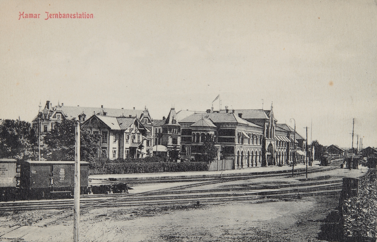 Postkort, Hamar jernbanestasjon, 2 stasjonsbygninger, jernbanespor, 
