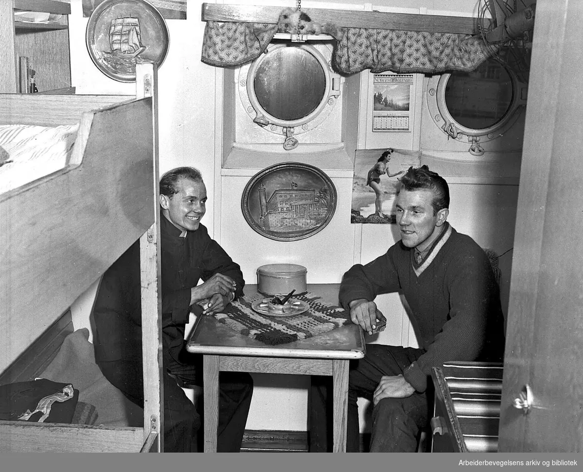 Arvid Skaarstad og Trygve Sandaker i en lugar på Wilhelmsen-skipet "M/S Texas", januar 1953