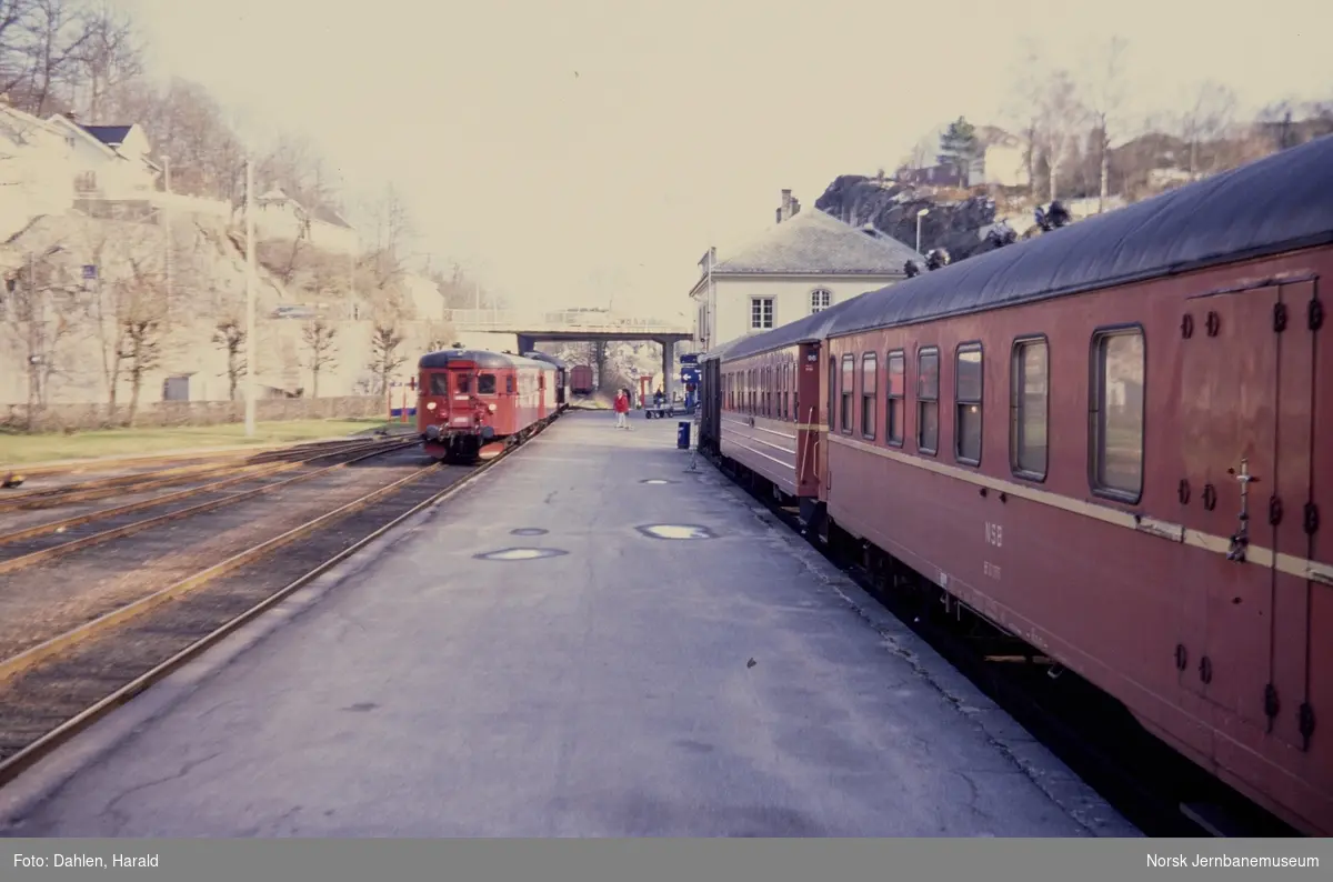 Persontog til Nelaug med dieselmotorvogn BM 86 26 fremst på Arendal stasjon. Til høyre personvogn litra BF10 og sovevogn litra WLAB