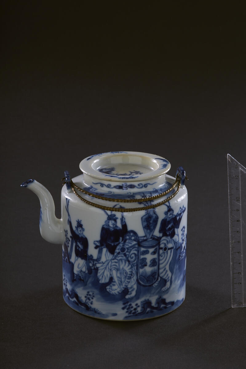 Teapot and lid dating to the last quarter of the 18th century: decorated on one side with the Daoist Immortal Li Tieguai on a lion, carrying a gourd flask out of which fly five bats (symbolising the Five happiness i.e. health, wealth, happiness, long life, a pieceful death). His attendants carry a flag and a flaming pearl, symbol of wisdom.
On the other side is an elephant bearing a vase on its back that contains 3 halberds - this is a rebus for ping sheng san ji "may you rise three grades in rank as you deserve". The elephant with a vase and saddle cloth beneath it are another pun for tai ping an you xiang "perfect peace and harmony in the universe". Attendants carry trays bearing lucky emblems, a fly whisk, and a branch of coral.
Mandsfigurer, ledende en elefant, der bærer en stor vase med hellebarder paa ryggen; efter disse følger et optog med et løvelignende fabeldyr omgit av tre personer