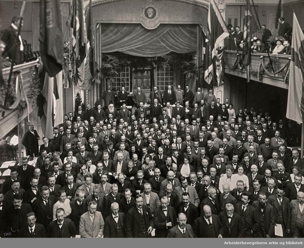 Den 8. Skandinaviske arbeiderkongress i Stockholm, 1912. På bildet sees blant annet Hjalmar Branting, Thorvald Stauning og nordmennene Anders Buen, Eugene Olaussen, Carl Jeppesen og Ole O. Lian.