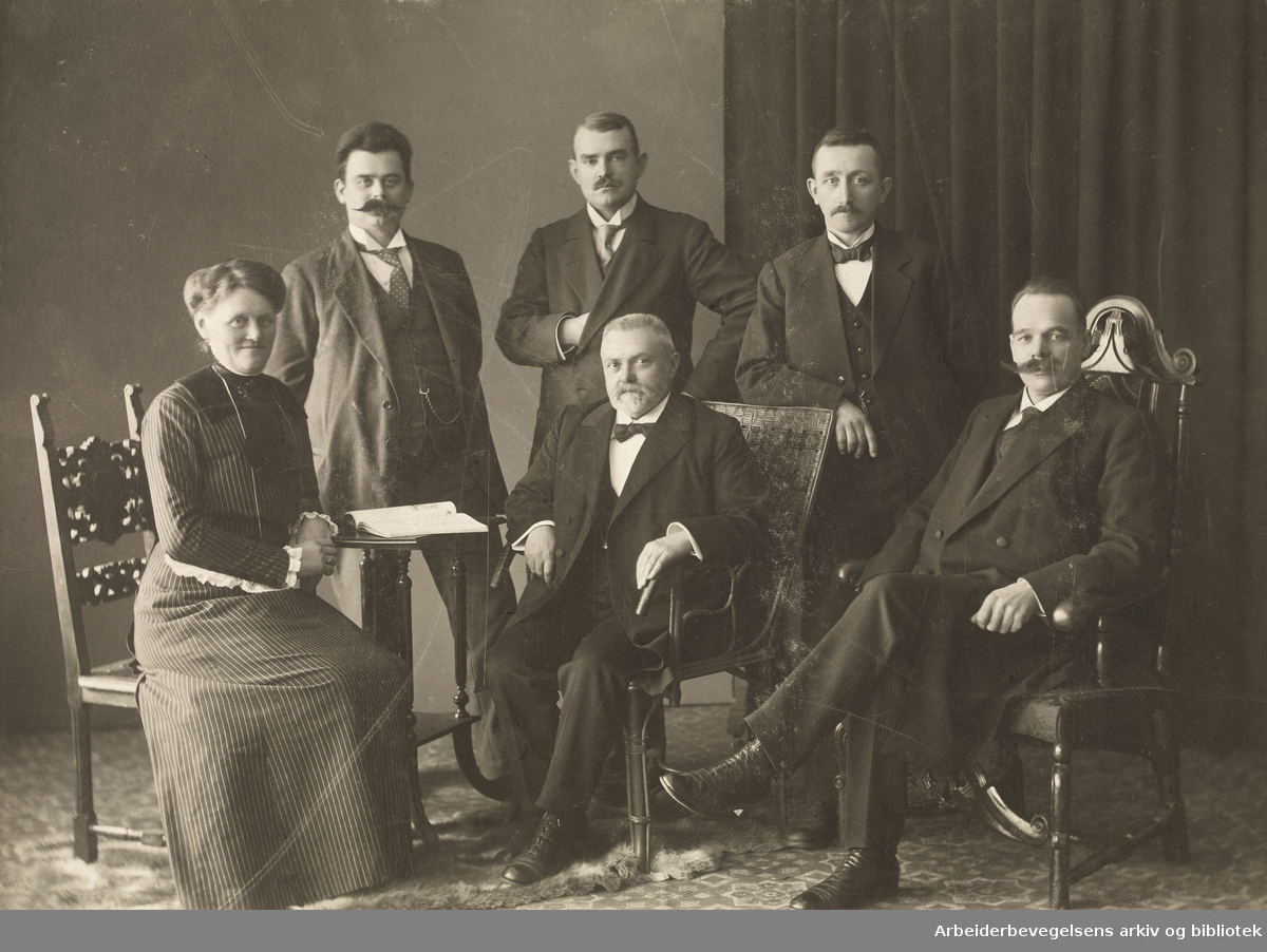 Den første Skandinaviska Textilarbetarekonferensen i Norrköping. 18 - 19 december 1913. Sittende til venstre: Anna Olsen fra Norge. Helt til høyre: N. G. Nielsen, Norge.