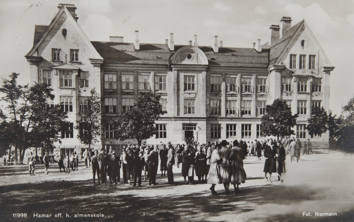 Postkort, Hamar katedralskole, eksteriør skolebygningen på Vestre Torg, skolebarn på skoletorget,