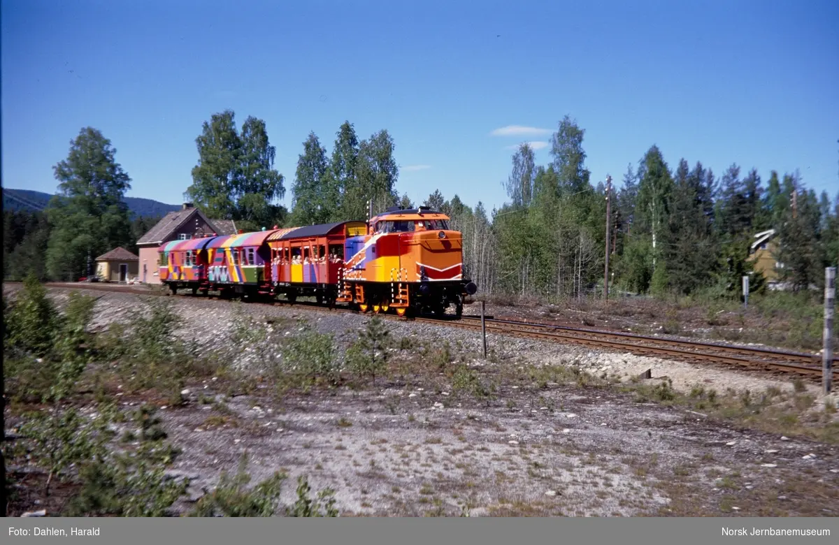 Sesamtoget med diesellokomotiv Di 2 839 ved Pikerfoss holdeplass på Numedalsbanen