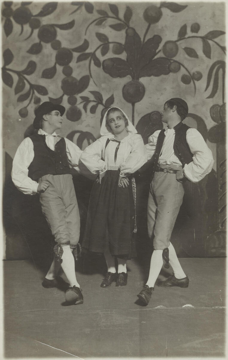 Rollporträtt av Nils Östman, Astrid Lindgren och Robert Ford i uppsättningen "Dansgille".