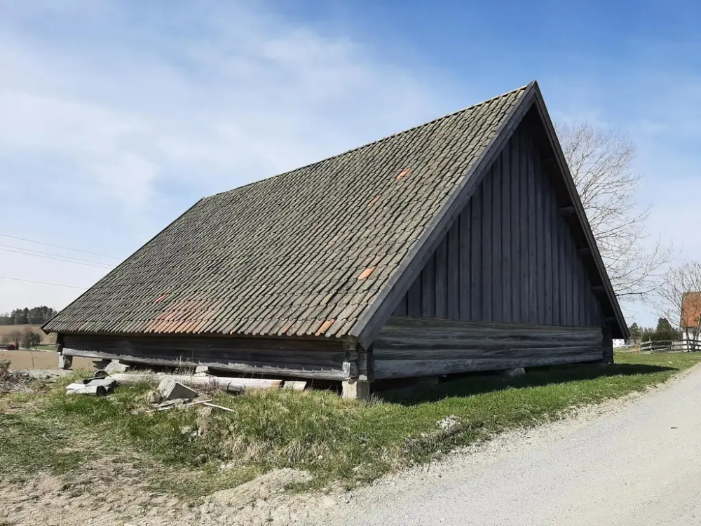 Bildet viser et hus der hele bygningen er tak.