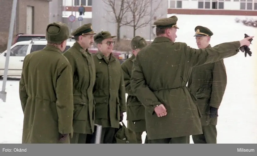 Från vänster okänd; arméstabschefen generalmajor Krister Larsson; okänd; okänd; ryggen mot kameran Carl Edholm, regementschef Ing 2 och till höger Börje Seltin, Ing 2.