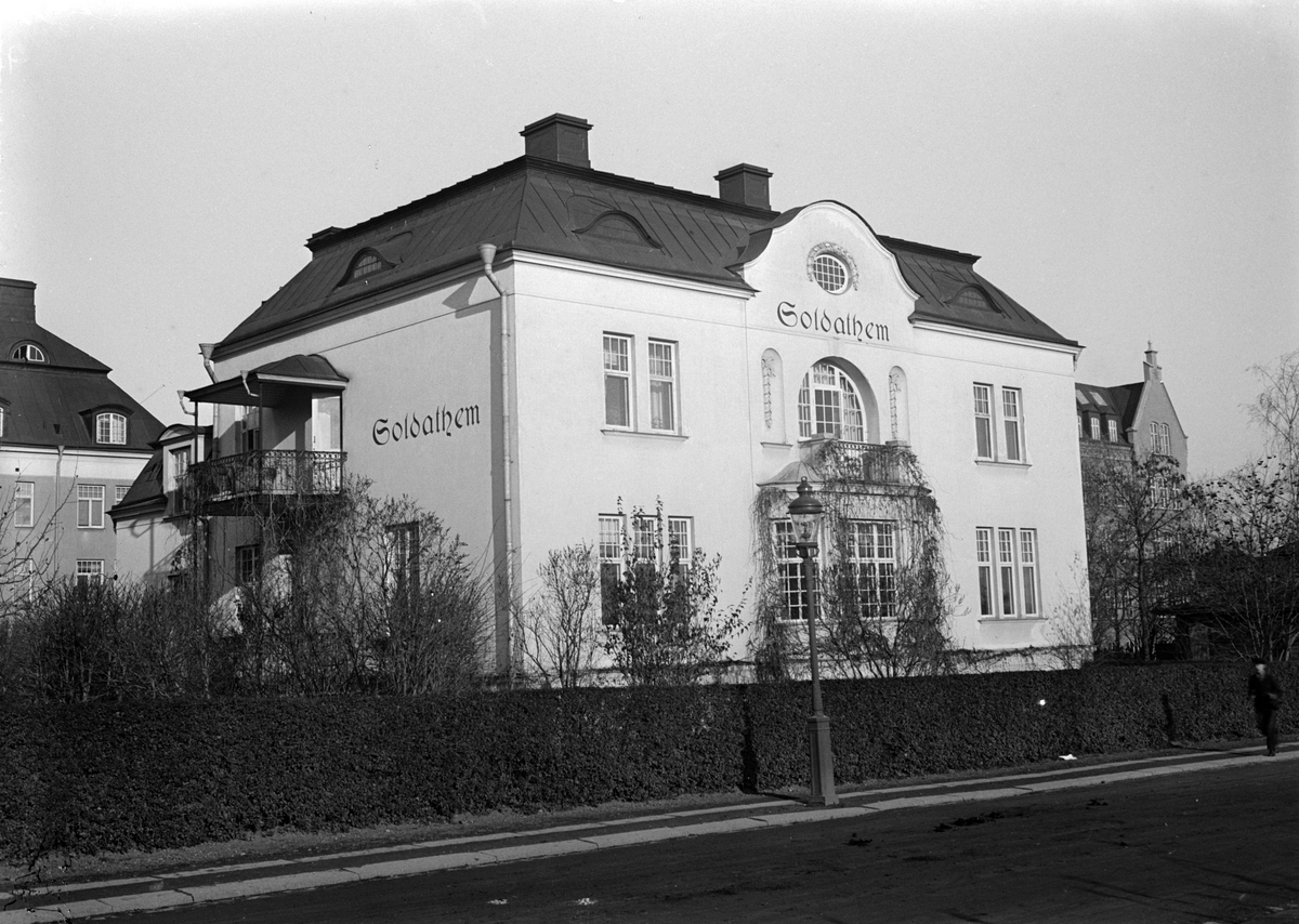 Nya Soldathemmet i Linköping. Fotograferat från Trädgårdsföreningen, omkring 1921-1924.