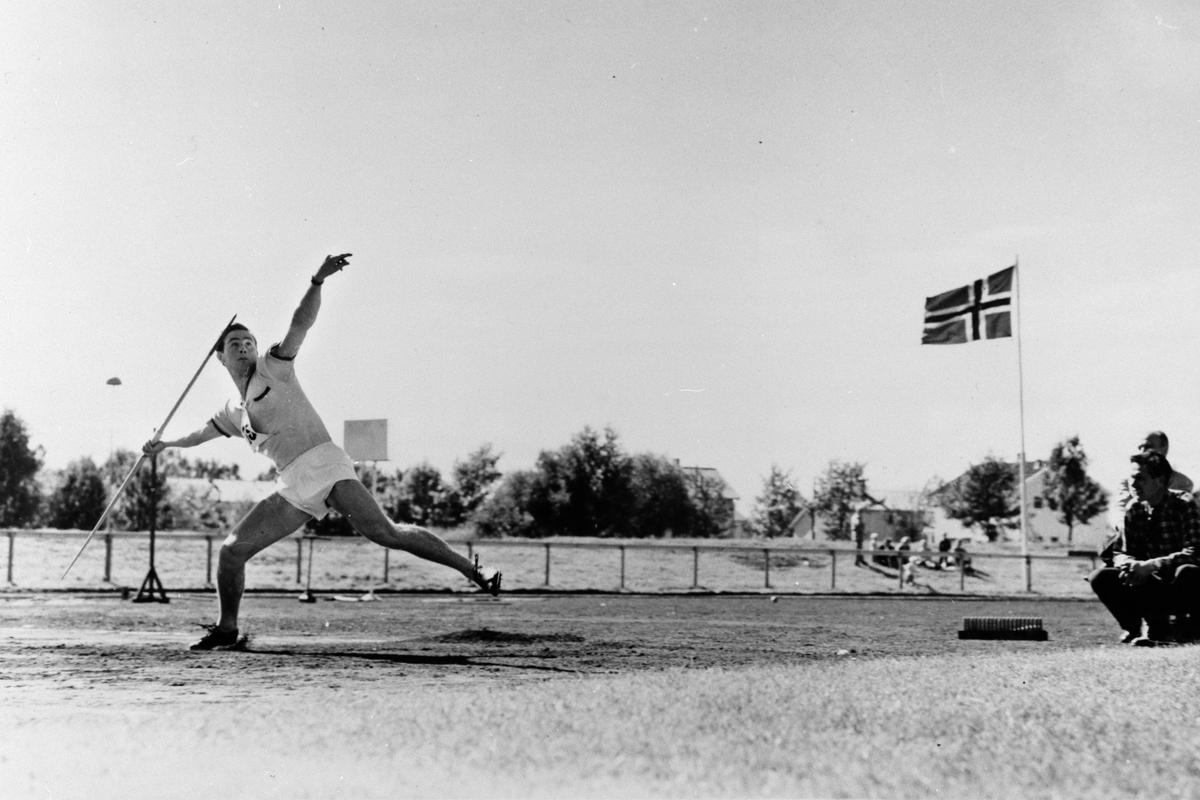 Spydkaster Egil Danielsen, deltar  i friidrettslandskamp mot Danmark i Moss i 1953. 
Han ble norgesmester i juniorklassen i 1952 i Bergen, og i 1953 satte han ny norgesrekord i spyd med 70,77, som første nordmann med kast over 70 meter,