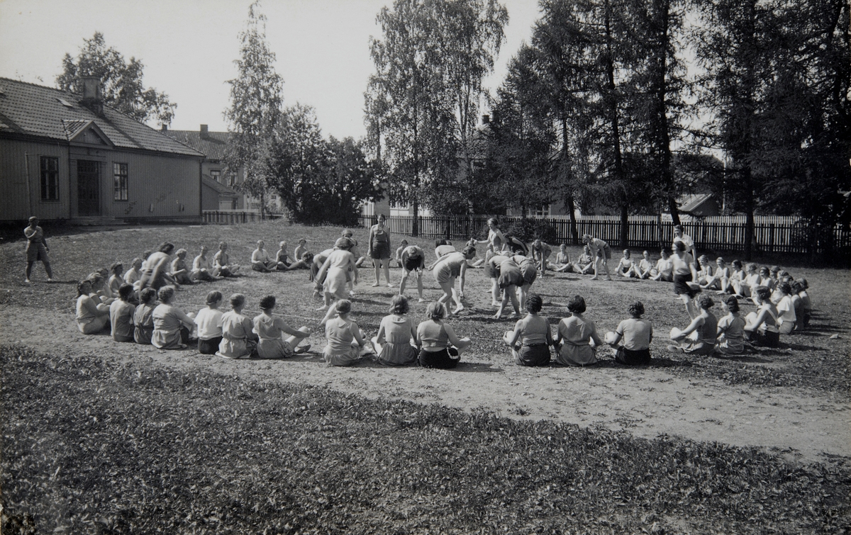 Postkort, Hamar lærerskole, Holsetgata 31, Gymnastikk, gruppe kvinner, kroppsøving,