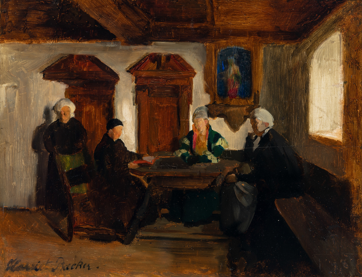 Tre kvinner og en mann er samlet rundt ett bord i en enkel stue, med lys fra ett vindu til høyre. 