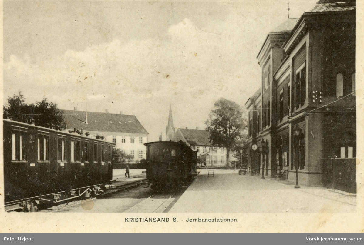 Kristiansand stasjon. Til venstre personvogn litra BCo type 16 nr. 5 eller 8