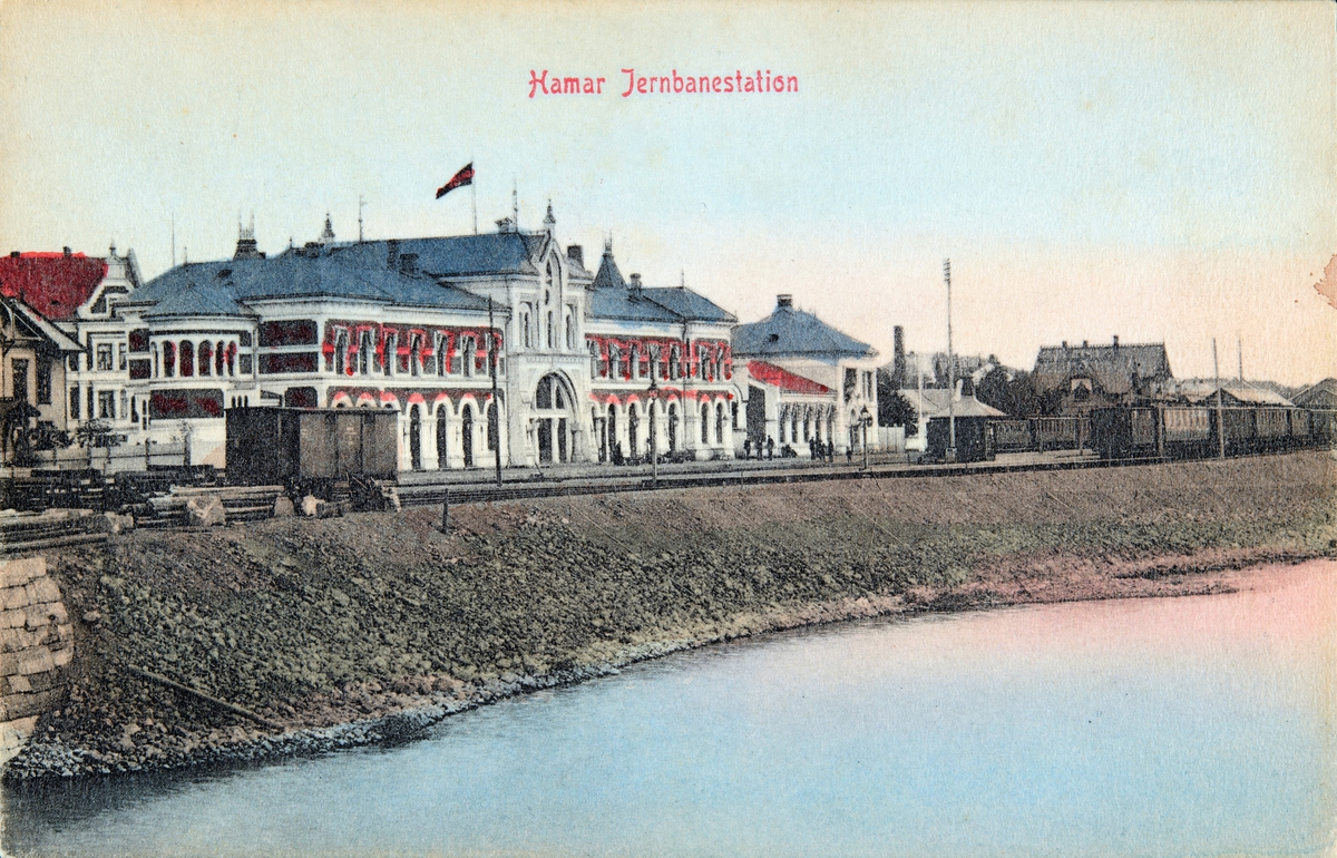 Postkort, Hamar jernbanestasjon, jernbanefylling, sett fra Hamarbukta,