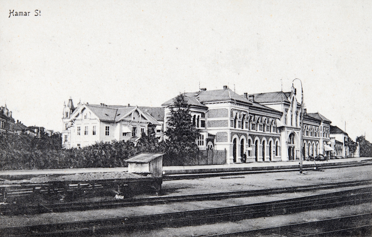 Postkort, Hamar jernbanestasjon, jernbanespor, Hamar første stasjon flyttet bakover til Jernbaneplassen,