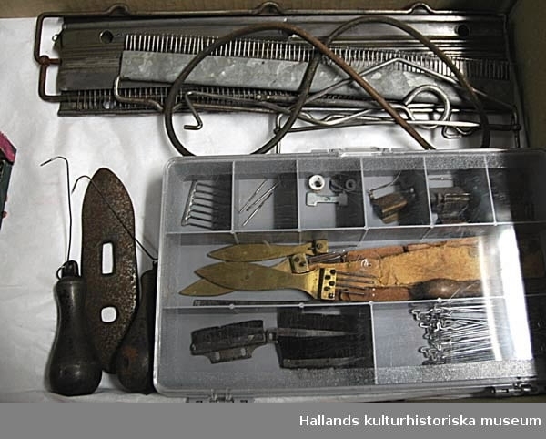 Stickmaskin av märket: Perssons Väf- & Stickmaskin patent, typ F, 35 cm., delning 6. 