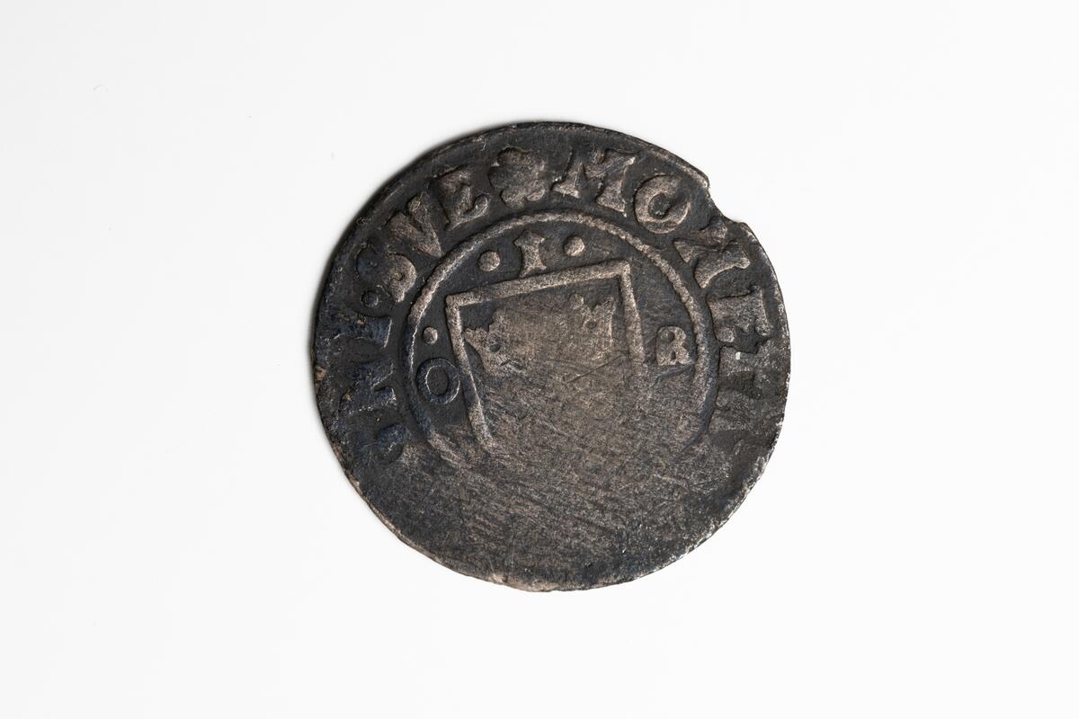 Ett öre silvermynt, präglat i Stockholm, drottning Kristina. Årtalet är otydligt men möjligen 1649.