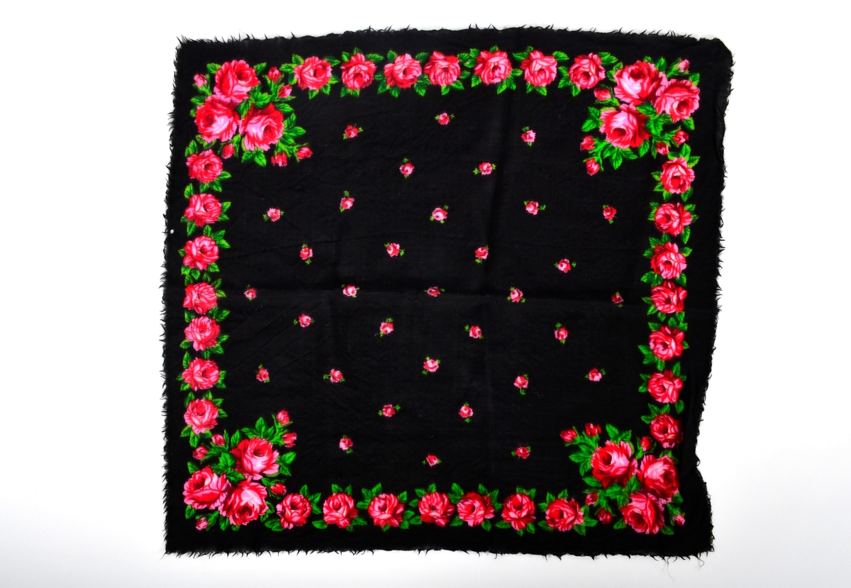 Kvadratisk tørkle eller sjal i svart ull, med påtrykt rosemønster.