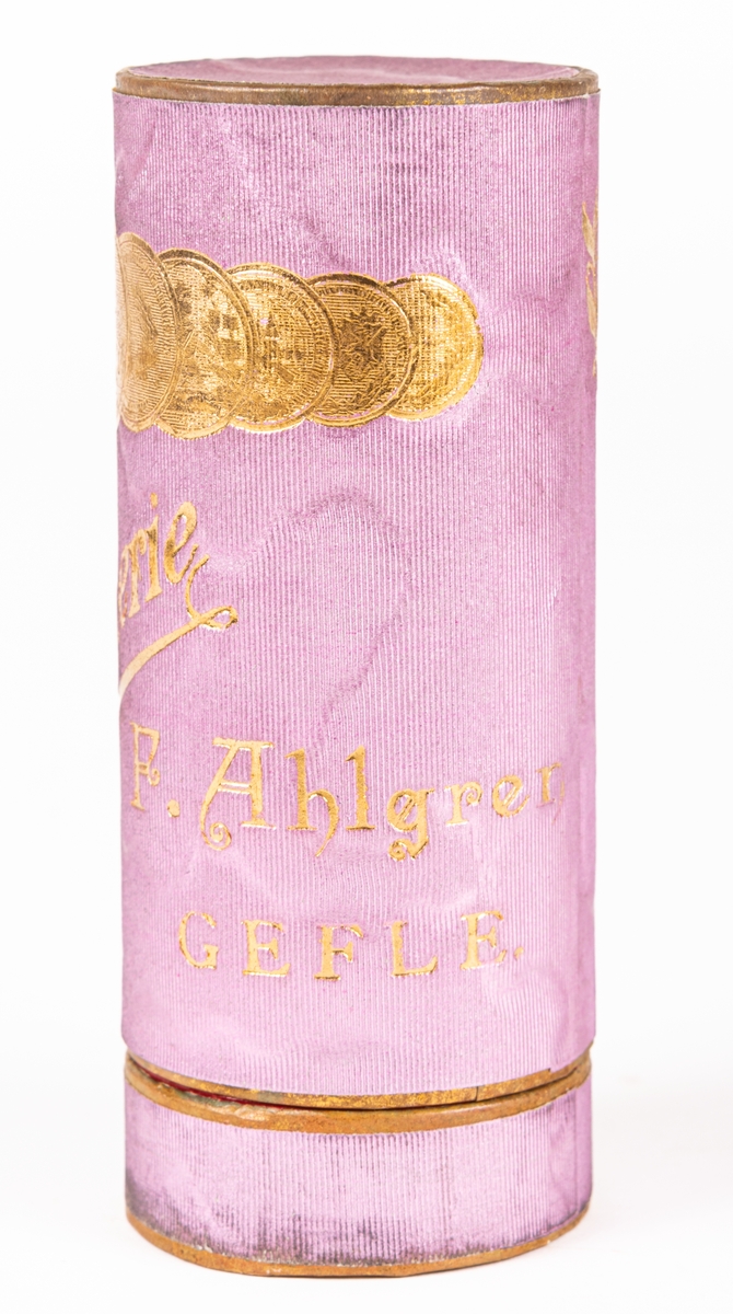 Parfymask i papp, cylinderformad, i glansigt lila papper med guldfärgad text "Parfumerie".