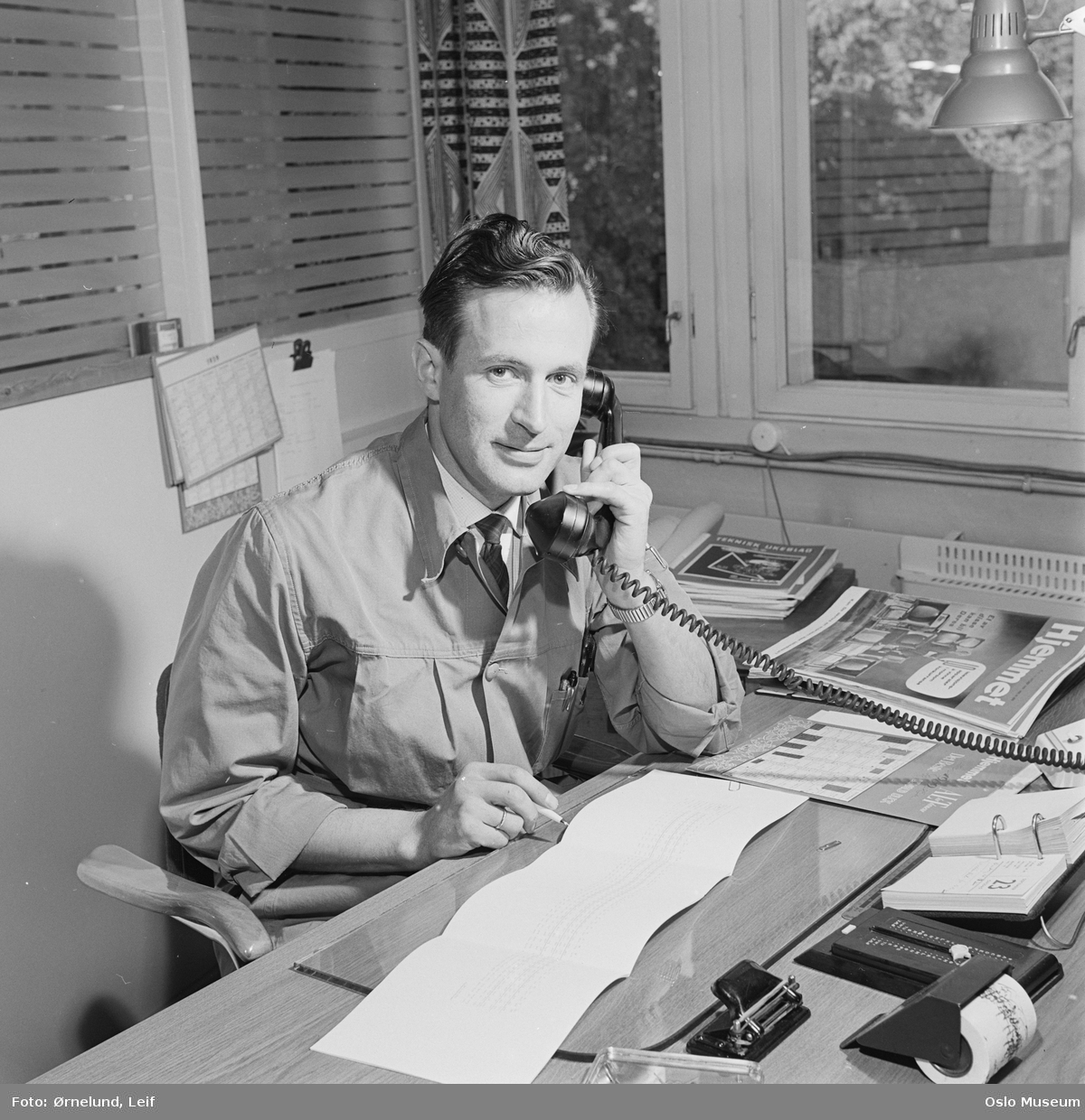 Ukebladet Hjemmet, interiør, redaksjon, mann, sittende halvfigur ved skrivebord, telefon
