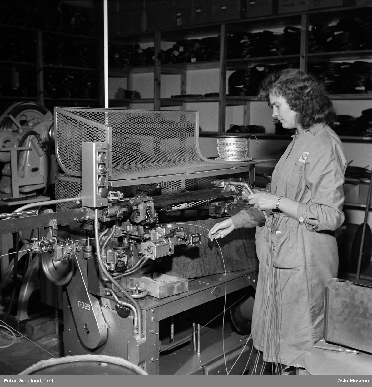 Standard telefon- og kabelfabrikk, interiør, produksjonslokale, kvinne