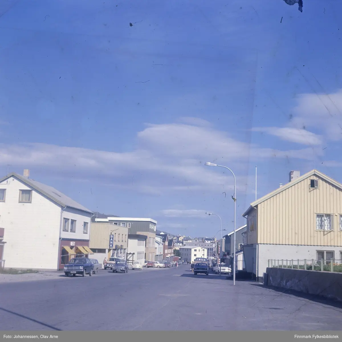 Foto av gateparti i Båtsfjord, Finnmark 

Dagens Hindbergata

Bygg som er nr. 2 fra venstre er Fiskernes bank. Man kan se flere biler parkert utenfor byggene og en ambulansebil

På den andre siden av gaten ser man Materialhandelen A/S, så Trygdekassen og Post

På den høyre siden av gaten ser man et par taxier parkert

Foto trolig tatt på 1960-tallet
