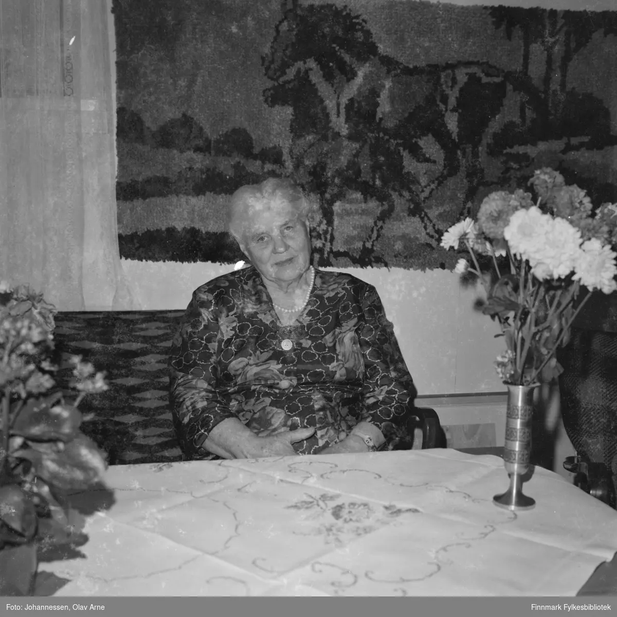 Foto Edvarda Johansen (født 1894 - 1979) i sitt hjem i Syltefjord, ca. 1974


