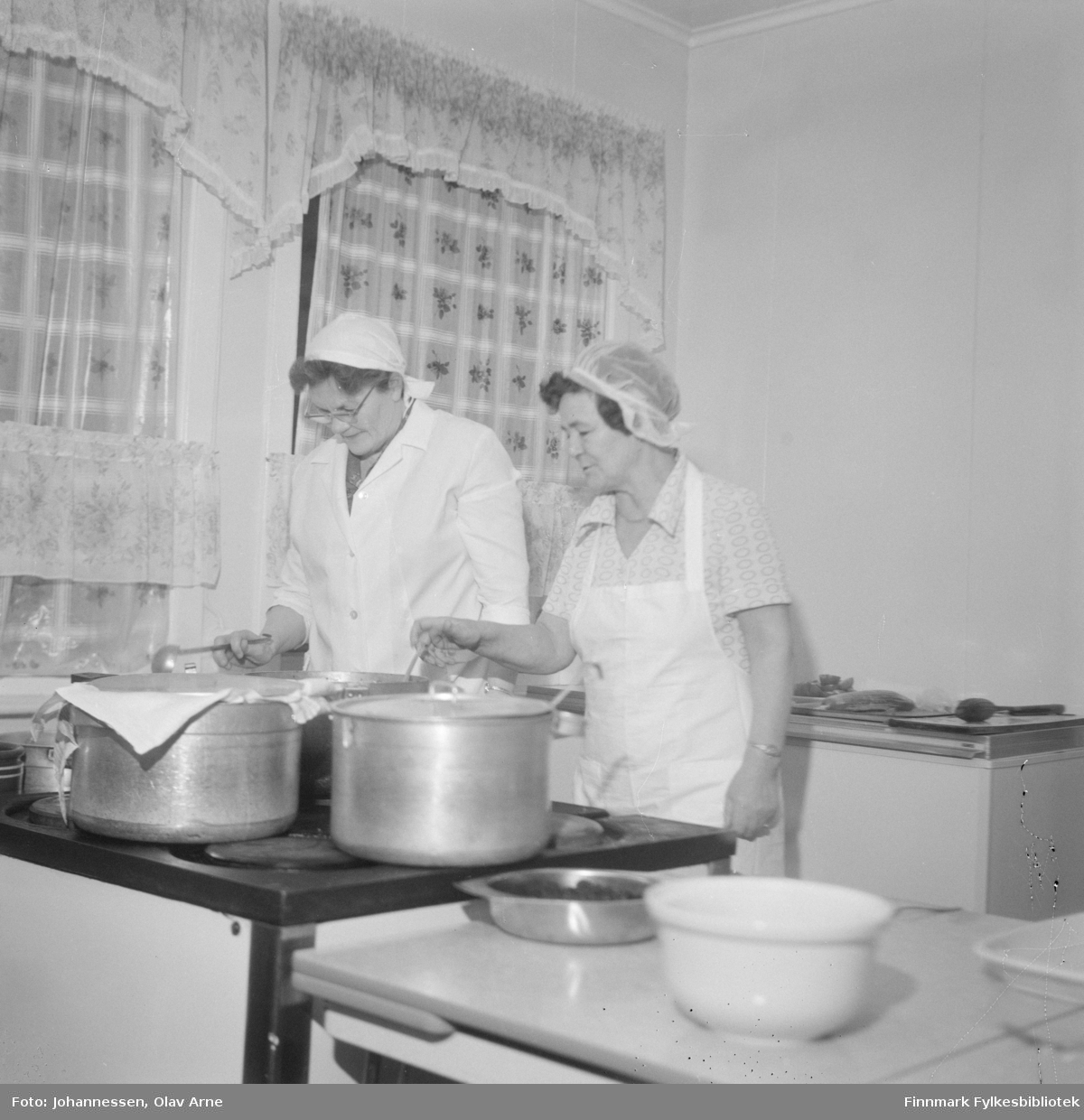 I Kjøkkentjeneste, Borghild Sund til venstre

Foto fra ukjent sted, trolig et kjøkken i Båtsfjord, Finnmark 

Kjøkkenet går igjen på flere bilder. 
