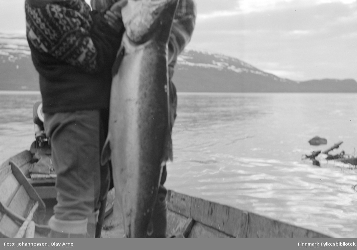 Foto av ukjent mann ombord en elvebåt på ukjent sted, kanskje i Tana (Finnmark)

Foto trolig tatt på  1970-tallet