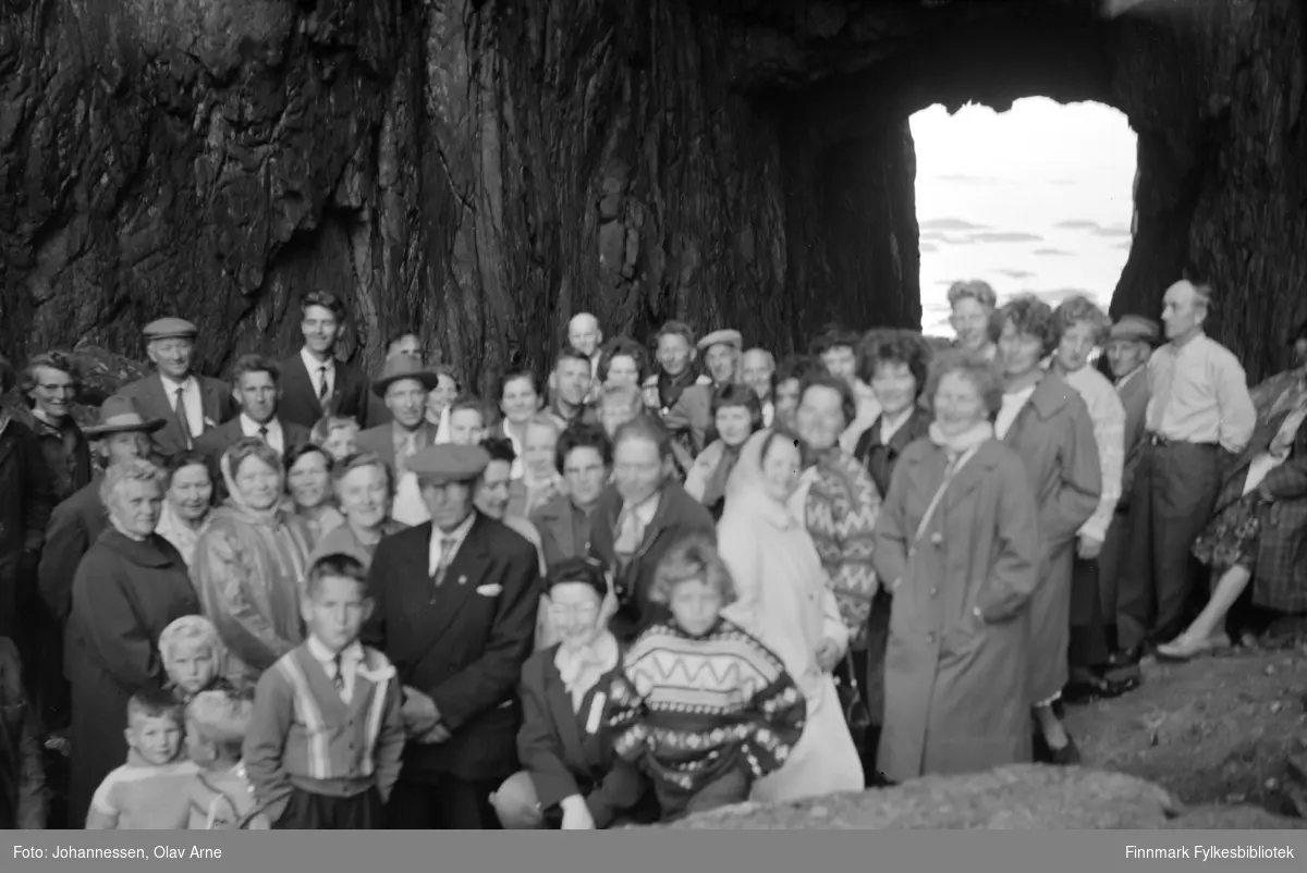 Foto av ukjent gruppe samlet i en grotte på ukjent sted

Foto trolig tatt på  1970-tallet