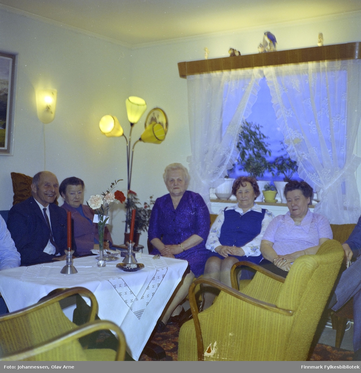 Fra venstre: Gundolf Sivertsen, ukjent kvinne, så Laura Olsborg f. Lauritsen 

Resten er ukjente 

Foto trolig tatt på 1960-tallet