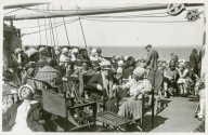 Mange passasjerer sittende i dekkstoler på dekk ombord  på D/S Bergensfjord (Bilde 3) - Roald Amundsen ombord i S/S "Bergensfjord" på turen Bergen - Oslo