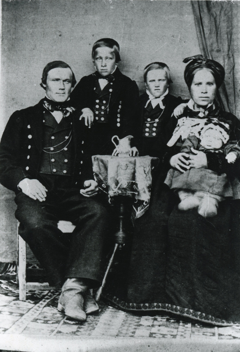 Gruppebilde av Torstein Bjørnebråten og Margit Anderdal Bjørnebråten  
med tre born bak frå v. Knut og Ola på fanget sit Ingebjørg.