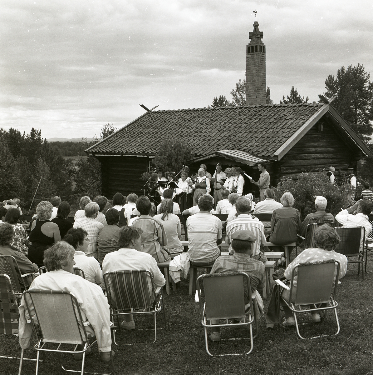 En grupp spelmän underhåller publiken under Lärkadagen på Sollerön den 22 juli 1989.